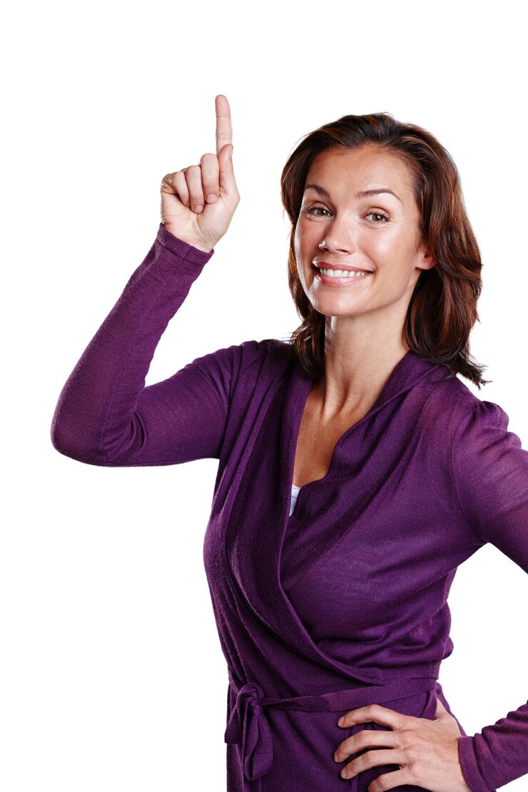 Foto retrato de mulher feliz e apontando em estúdio com desconto ou promoção para moda ou colocação de produto orgulho pessoa feminina e gesto para informações por fundo branco para publicidade