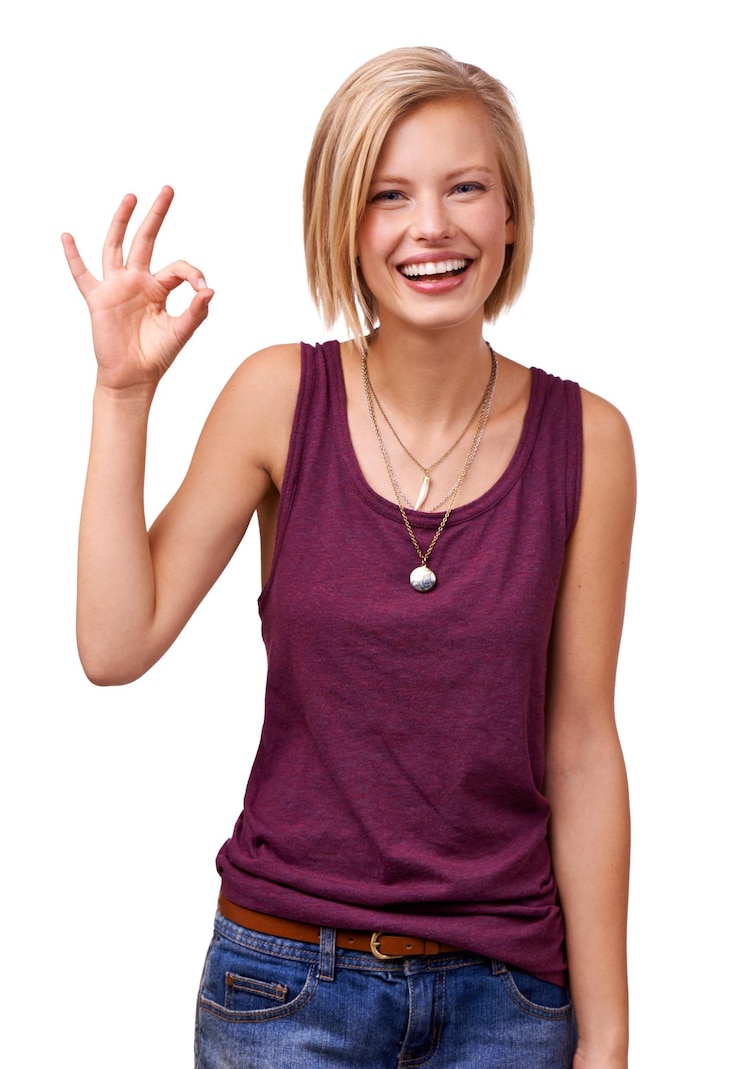 Foto retrato de mulher feliz e bom trabalho com emoji ok para bem feito ou perfeição em um fundo de estúdio branco pessoa feminina loira ou modelo com sorriso como ou sim sinal para ponto em correto ou preciso