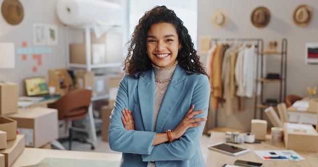 Foto retrato de mulher feliz e profissional de pequenas empresas na moda com os braços cruzados para a gestão em uma boutique sorriso de pessoa feminina em confiança ou logística para a cadeia de suprimentos em uma loja de varejo ou loja