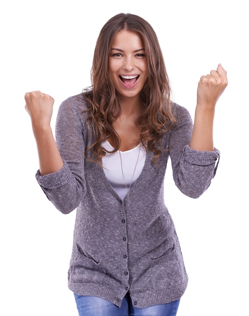 Retrato de mulher feliz e pum de punho em celebração por ganhar promoção ou bônus em fundo de estúdio branco Rosto de jovem mulher animada sorrindo de alegria pelo sucesso boas notícias ou conquista