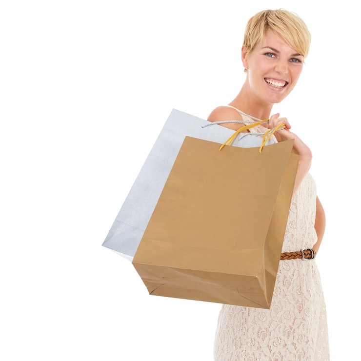 Foto retrato de mulher feliz e sacos de compras na moda compra ou compra em um fundo de estúdio branco comprador de pessoa feminina ou sorriso loiro com saco de presente para desconto de negócio ou venda de roupas em maquete
