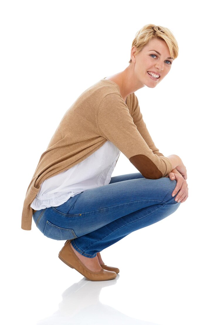 Foto retrato de mulher feliz e sentada de forma casual ou pose isolada em um fundo de estúdio branco modelo de pessoa feminina jovem ou sorriso loiro com jeans ou roupas em relaxamento no espaço de maquete