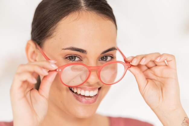 Retrato de mulher feliz e visão de armação de óculos e serviço de saúde de olhos ou consulta de exame oftalmológico ou teste clínico Retrato de lentes de prescrição de rosto de cliente feliz e escolha de cuidados com os olhos