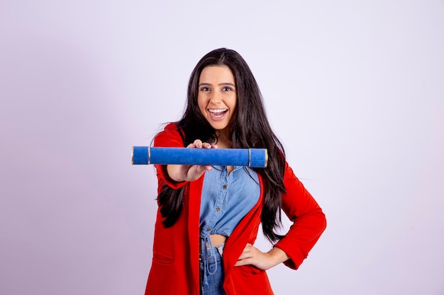 Retrato de mulher feliz em seu dia de formatura na universidade Educação e pessoas Mulher comemora ganhando seu diploma