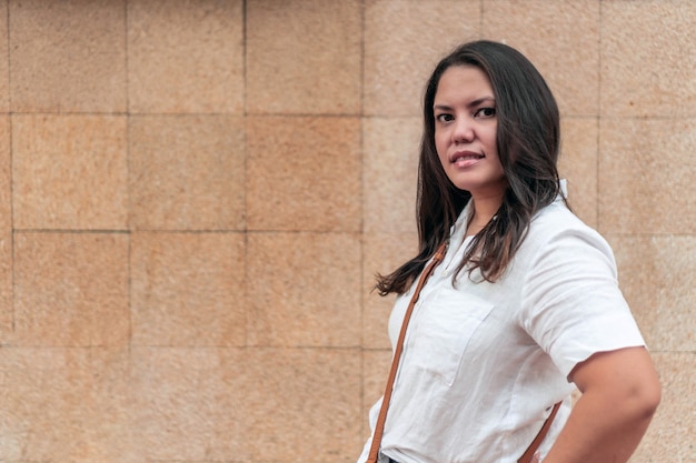 Retrato de mulher feliz na rua