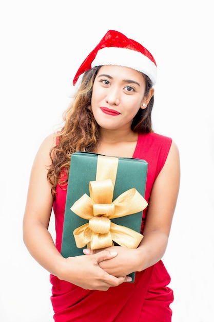 Retrato de mulher feliz segurando presente de Natal