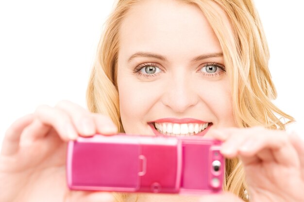 Retrato de mulher feliz usando a câmera do telefone