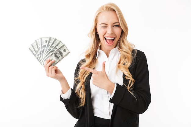 Retrato de mulher feliz vestindo roupa de escritório, segurando um leque de dinheiro