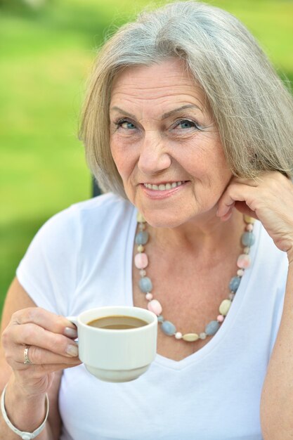 Retrato de mulher idosa com uma xícara de café