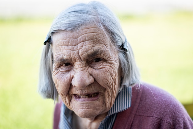 Retrato de mulher idosa e cândida