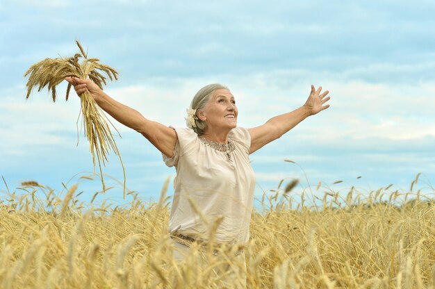 Retrato de mulher idosa em campo de verão