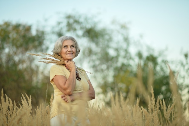 Retrato de mulher idosa em campo de verão