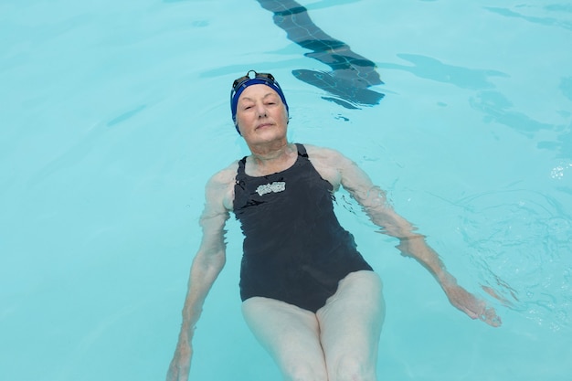 Retrato de mulher idosa nadando na piscina