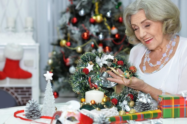 Retrato de mulher idosa se preparando para o Natal