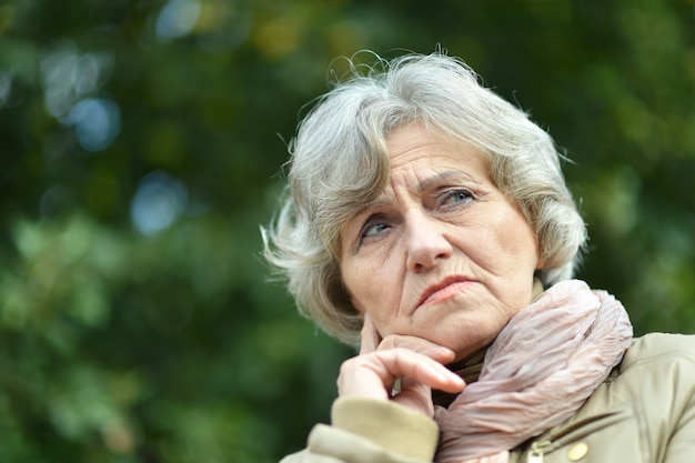 Retrato de mulher idosa triste no parque