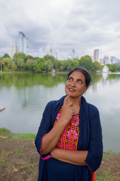 Retrato de mulher indiana linda madura, explorando a cidade de bangkok, tailândia