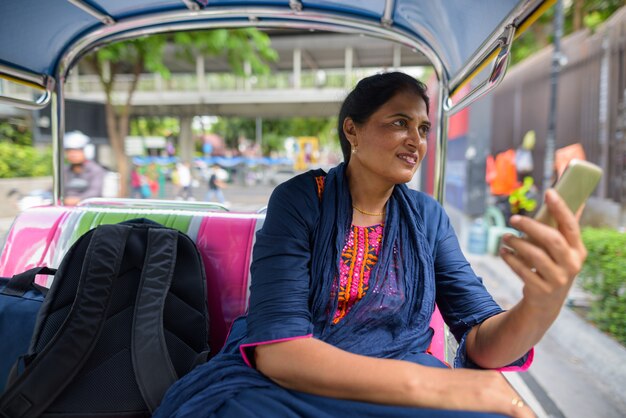 Retrato de mulher indiana linda madura, explorando a cidade de bangkok, tailândia