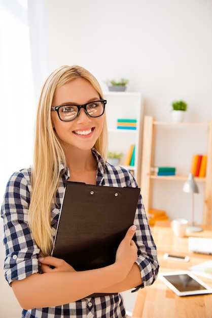 Retrato de mulher inteligente de óculos segurando uma pasta com documentos