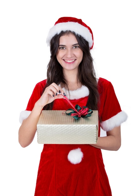 Retrato de mulher isolada de chapéu de Papai Noel de Natal Garota feliz sorridente em fundo branco