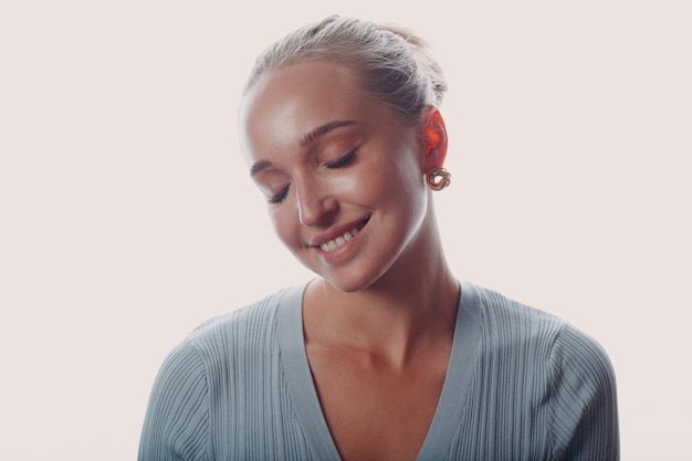 Retrato de mulher jovem adulta sorrindo em estúdio