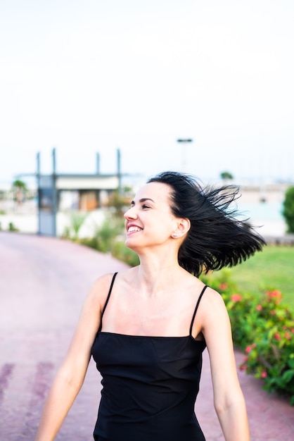 Retrato de mulher jovem bonita e sorridente