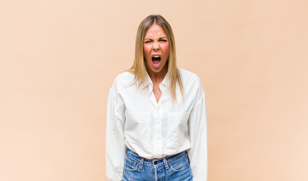 Retrato de mulher jovem bonita