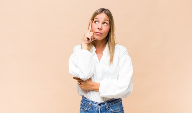 Retrato de mulher jovem bonita