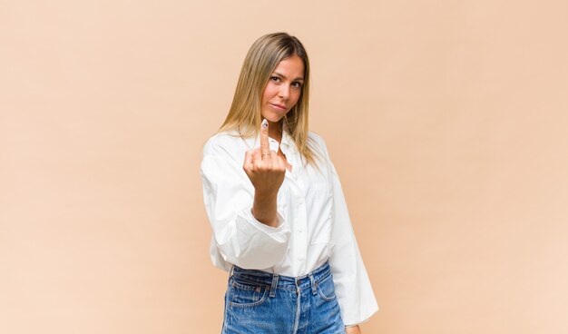 Retrato de mulher jovem bonita