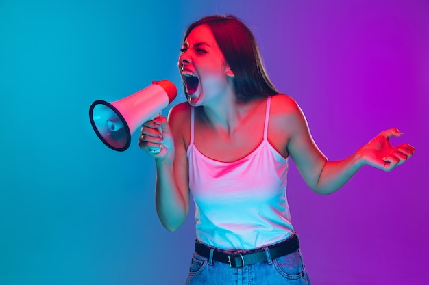 Retrato de mulher jovem caucasiana isolado em gradiente roxo-azul