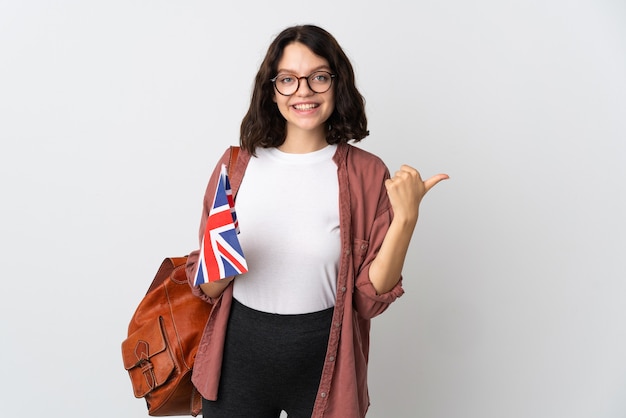 retrato de mulher jovem com bandeira e mochila