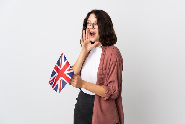 retrato de mulher jovem com bandeira e mochila