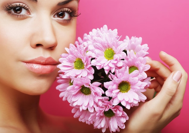 Retrato de mulher jovem com crisântemo rosa