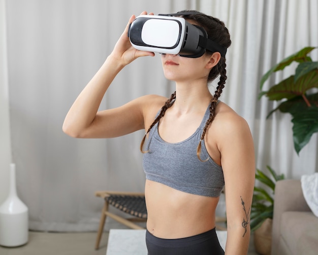 Foto retrato de mulher jovem com fone de ouvido de realidade virtual