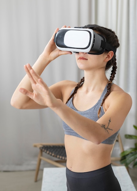 Retrato de mulher jovem com fone de ouvido de realidade virtual