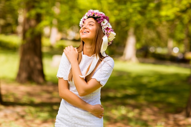 Retrato, de, mulher jovem, com, grinalda, de, flores frescas, ligado, cabeça