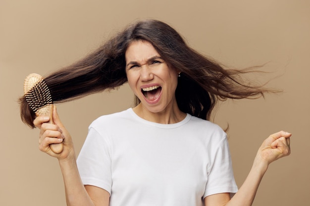 Foto retrato de mulher jovem com mãos contra fundo branco