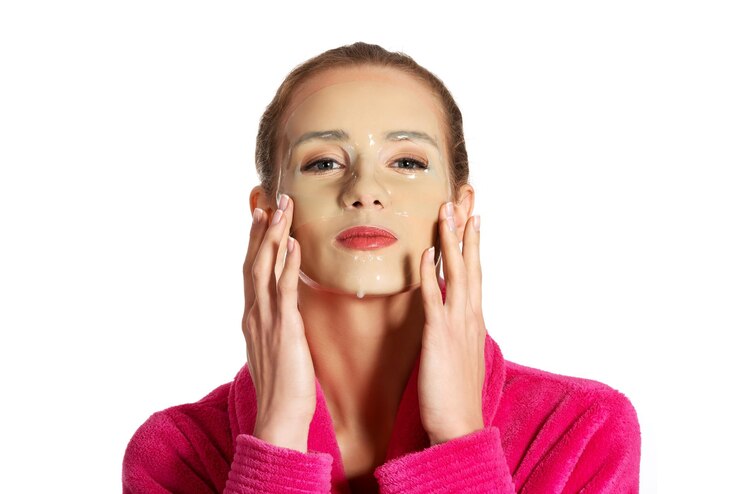 Foto retrato de mulher jovem com máscara facial sobre fundo branco