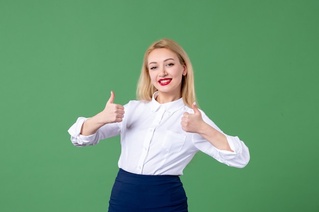 retrato de mulher jovem com roupas conservadoras parede verde escola lição estudo do aluno