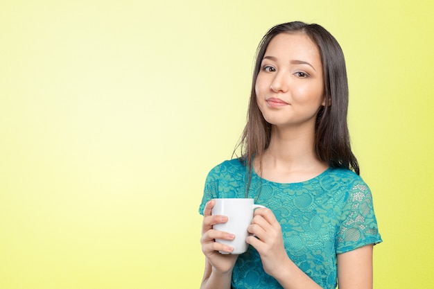 Retrato, de, mulher jovem, comendo café