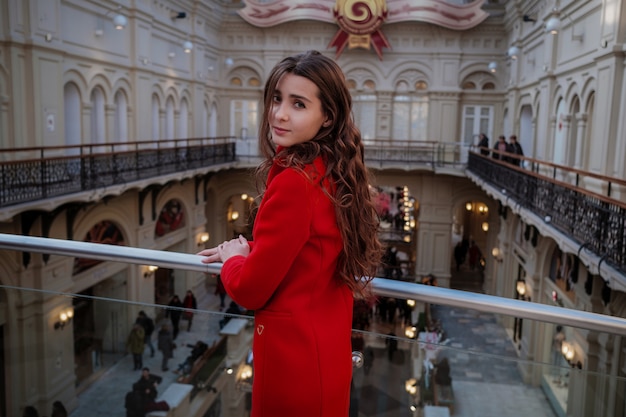 retrato de mulher jovem dentro da loja de departamentos Gum em Moscou.