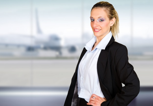 Retrato de mulher jovem e atraente no aeroporto