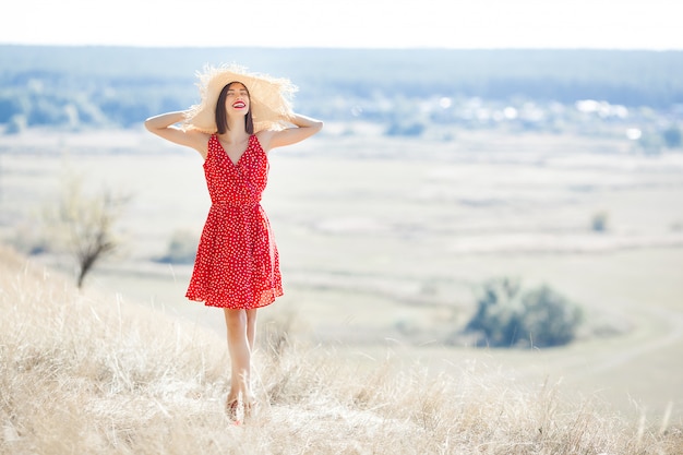 Retrato de mulher jovem e bonita ao ar livre no verão suculento ou outono feminino no outono. senhora da natureza vestido vermelho elegante.