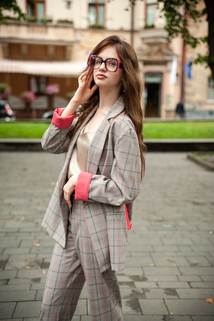 Retrato de mulher jovem e bonita ao ar livre