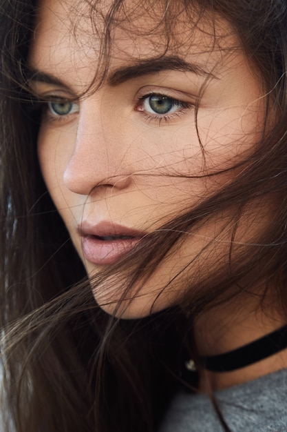 Retrato de mulher jovem e bonita com cabelos a voar