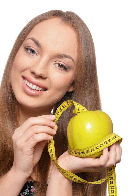 Retrato de mulher jovem e bonita com maçã verde e medição