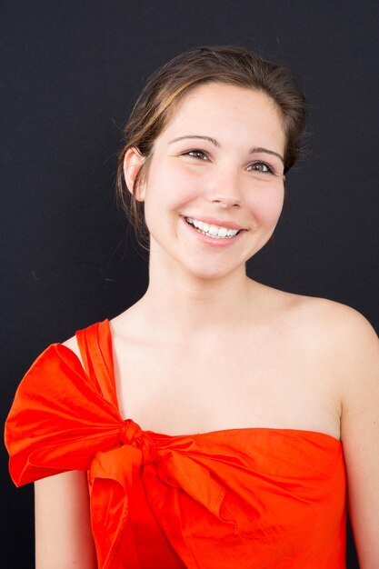 Retrato de mulher jovem e bonita com vestido vermelho de primavera