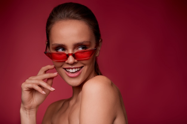 Retrato de mulher jovem e bonita de óculos vermelho. Modelo sensual
