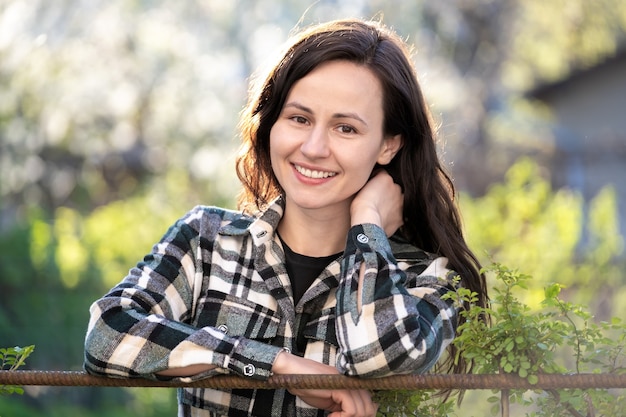 Retrato de mulher jovem e bonita feliz ao ar livre em dia ensolarado de primavera.