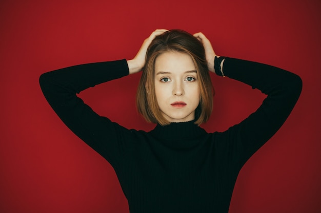 Retrato de mulher jovem e bonita isolada