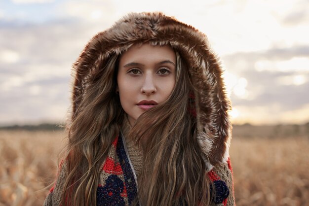 Retrato de mulher jovem e bonita loira latina ao ar livre. Conceito de moda.